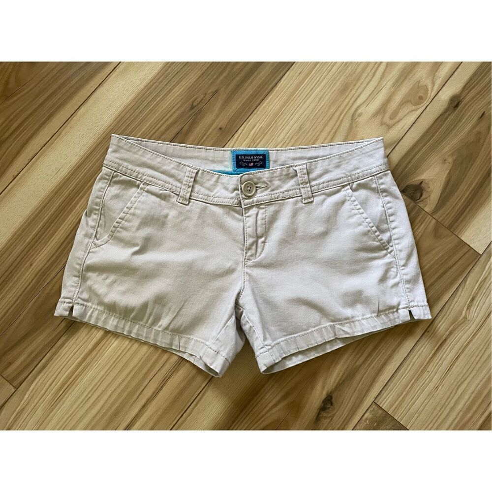 U.S. Polo ASSN Women’s  Stretch Cream Shorts Size  3/4